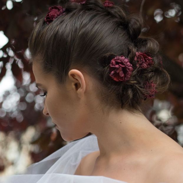 Pompadour Salon Natural Concept Peinado con flores para novia