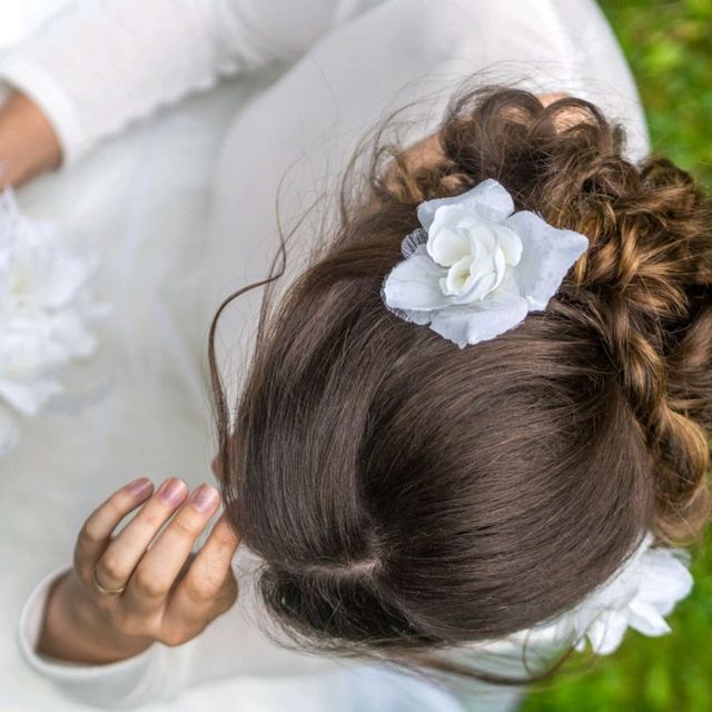 Pompadour Salon Natural Concept Peinados para novias con flores