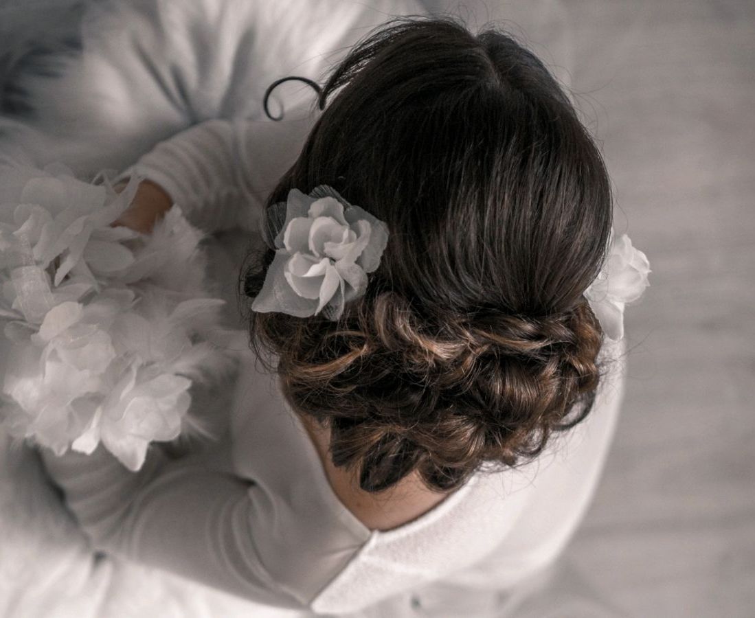 Pompadour Salon Natural Concept Peinado de novia con moño bajo